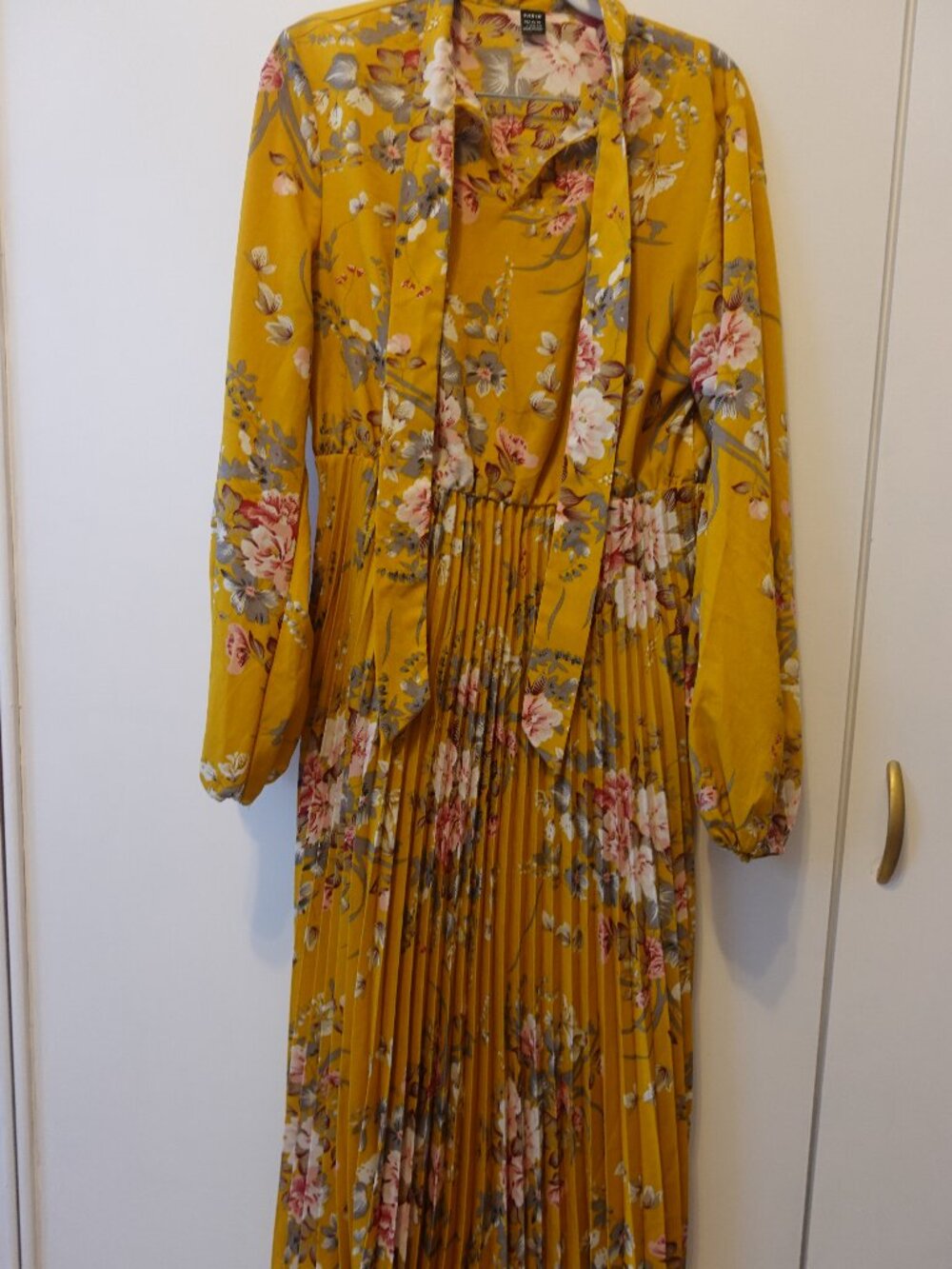 SHEIN mustard yellow pleated dress with flowers, size L